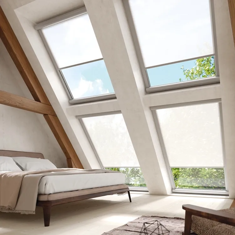 Cortinas horizontales instaladas en buhardilla con ventanas inclinadas