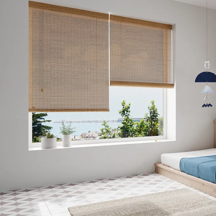 Cortinas de bambú enrollables en dormitorio con vistas al mar