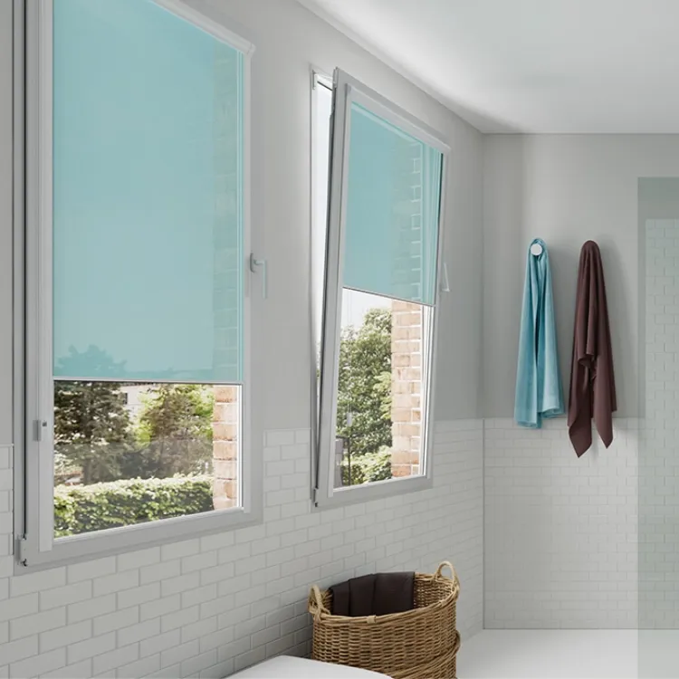 Estores tipo glass en ventanas de baño con apertura oscilobatiente