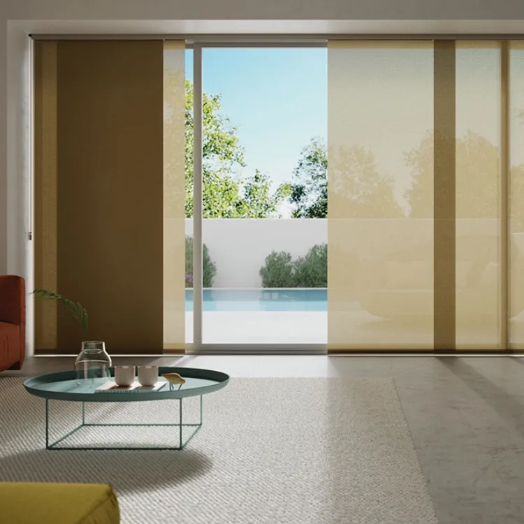 Cortina panel deslizante en salón con salida a jardín y piscina