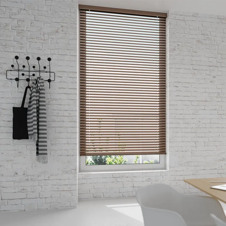 Persiana veneciana de aluminio en ventana con pared de ladrillo blanco