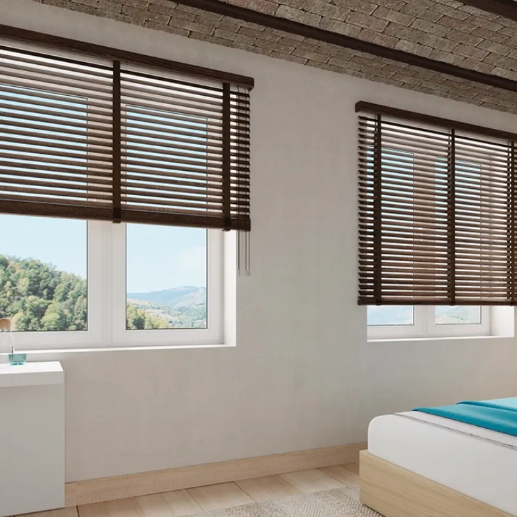 Persianas venecianas de madera en dormitorio con vistas al campo