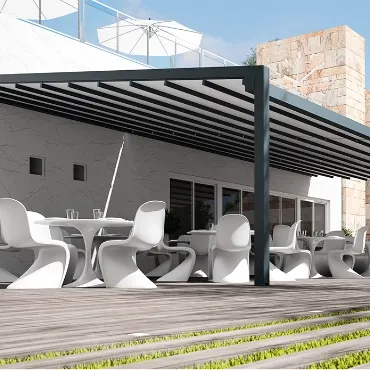 Pérgola de lona tensada instalada en terraza de Zaragoza con mobiliario de exterior