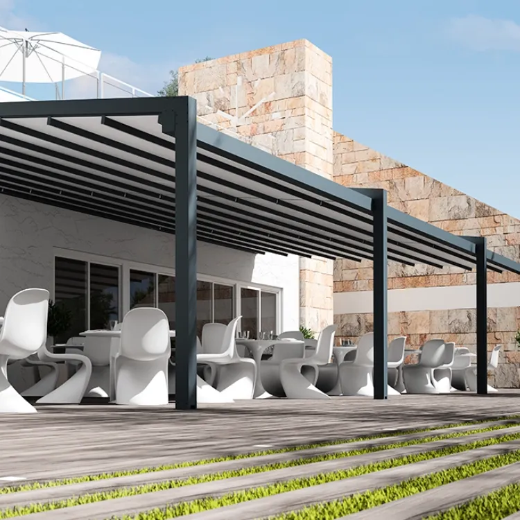 Pérgola de lona tensada Fúlvia con estructura metálica negra en terraza moderna