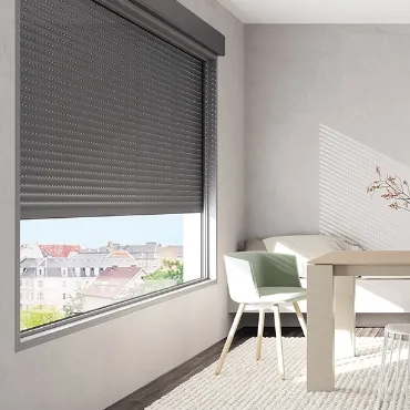 Instalación de persiana enrollable de aluminio extrusionado gris en salón moderno con vistas