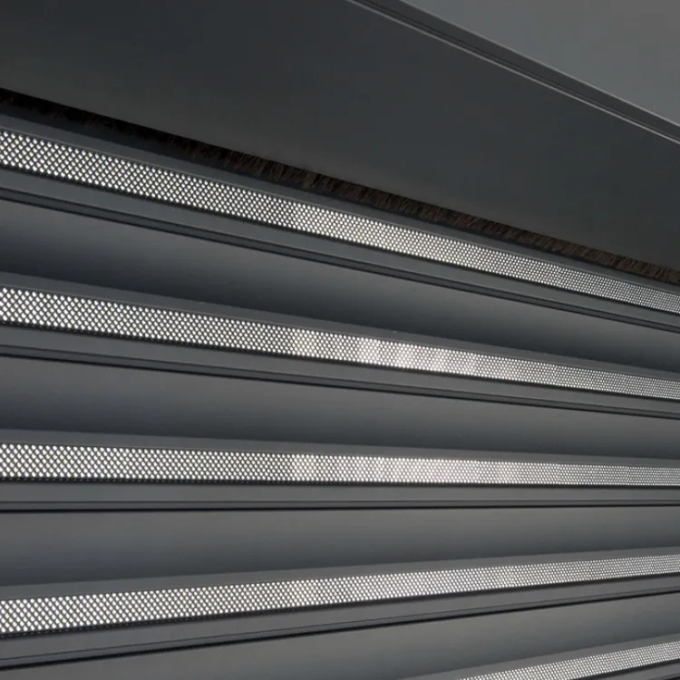 Lamas de persiana perfiladas con microperforaciones para ventilación e iluminación natural