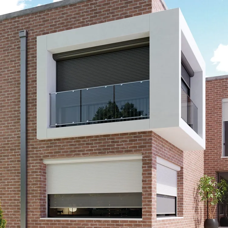 Persianas de PVC en ventanas de vivienda moderna con fachada de ladrillo