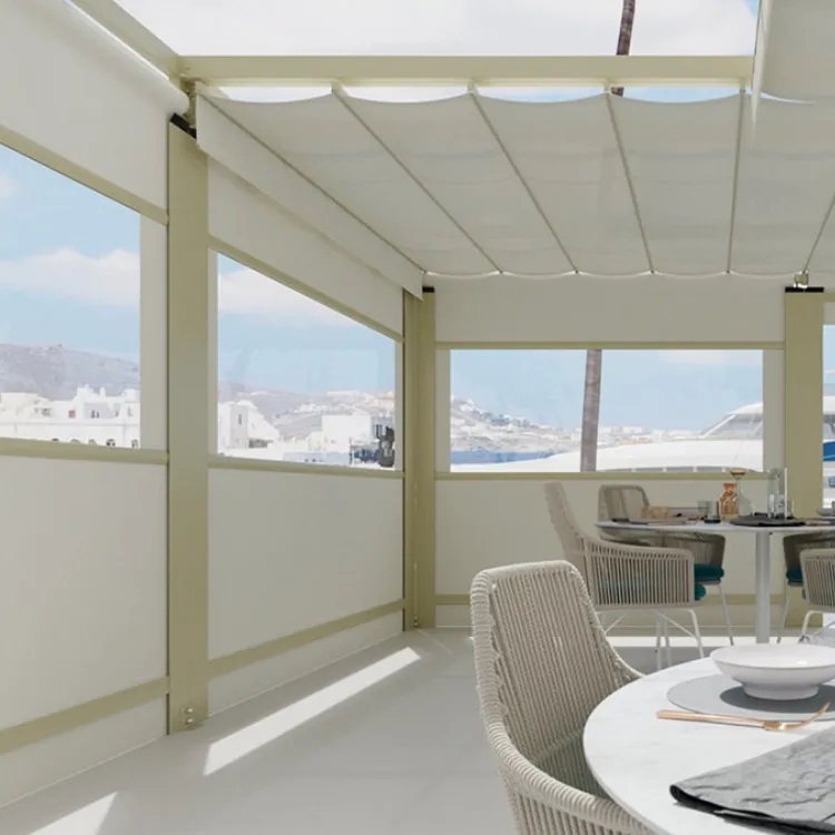 Toldo con bajantes verticales y techo retráctil en terraza con mobiliario de exterior moderno