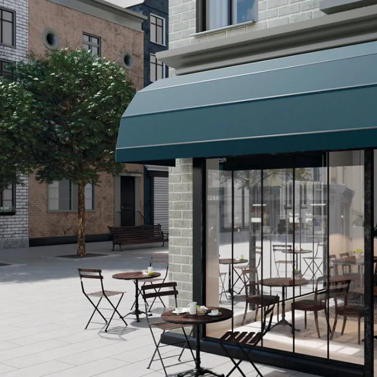 Toldo capota curvo en fachada de cafetería con terraza exterior y mesas de madera