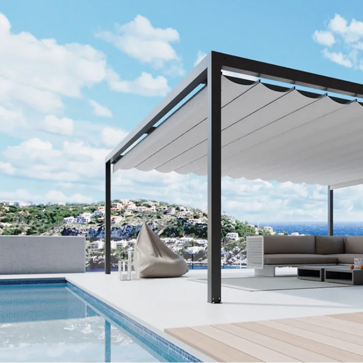 Toldo palillero blanco en pérgola moderna junto a piscina con vistas al mar