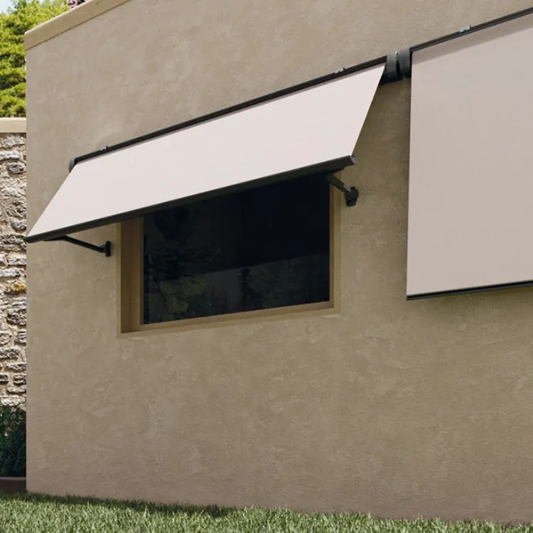 Toldo de punto recto en color claro instalado sobre ventana en fachada beige