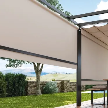 Toldo bajante beige instalado en pérgola de jardín con vistas al campo