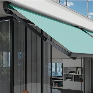 Toldo extensible verde instalado en terraza moderna con puertas correderas de cristal
