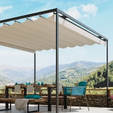 Toldo palillero beige instalado en pérgola con comedor exterior y vistas a la montaña
