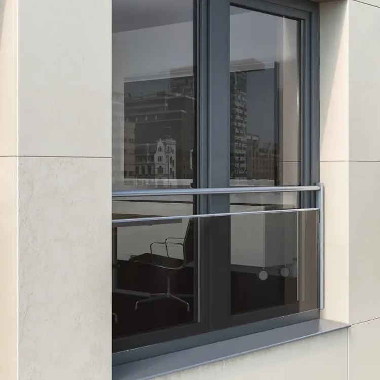 entana con barrera de seguridad de vidrio instalada en edificio de Zaragoza
