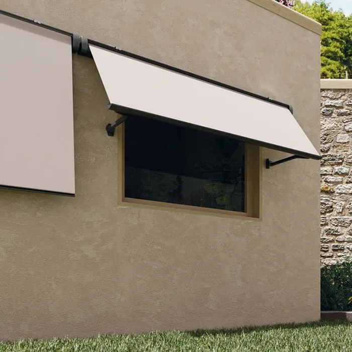 Toldo motorizado sobre la ventana de una vivienda