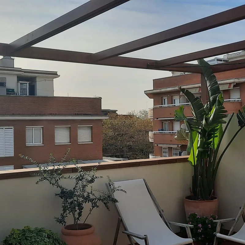 Pérgola palillera efecto madera en un ático — Ático, Barcelona