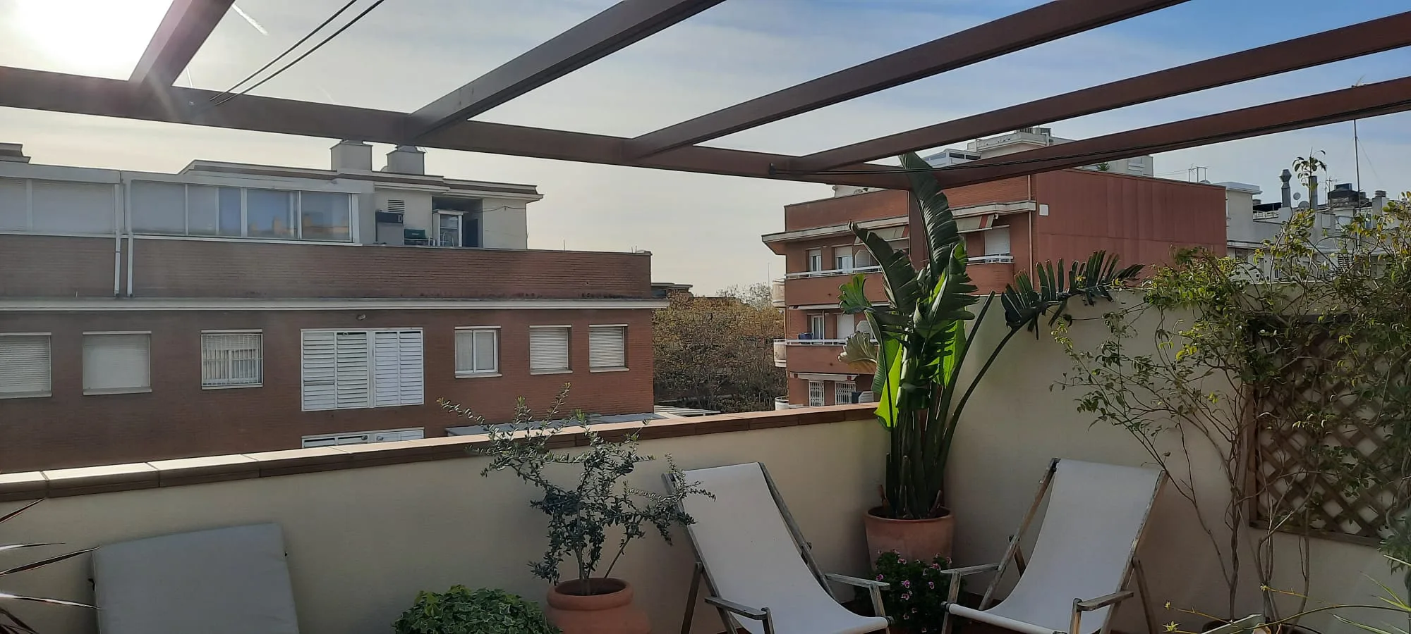 Pérgola palillera efecto madera en un ático — Ático, Barcelona