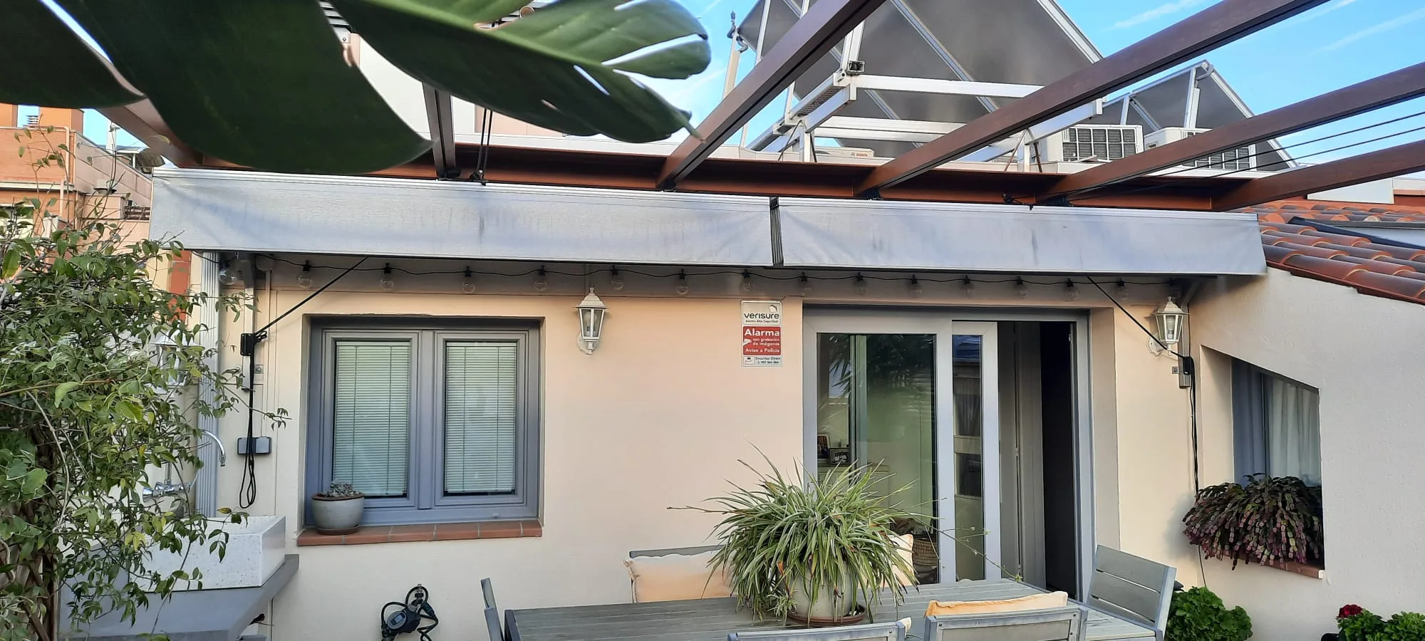 Pérgola palillera efecto madera en un ático en Ático, Barcelona — foto 2