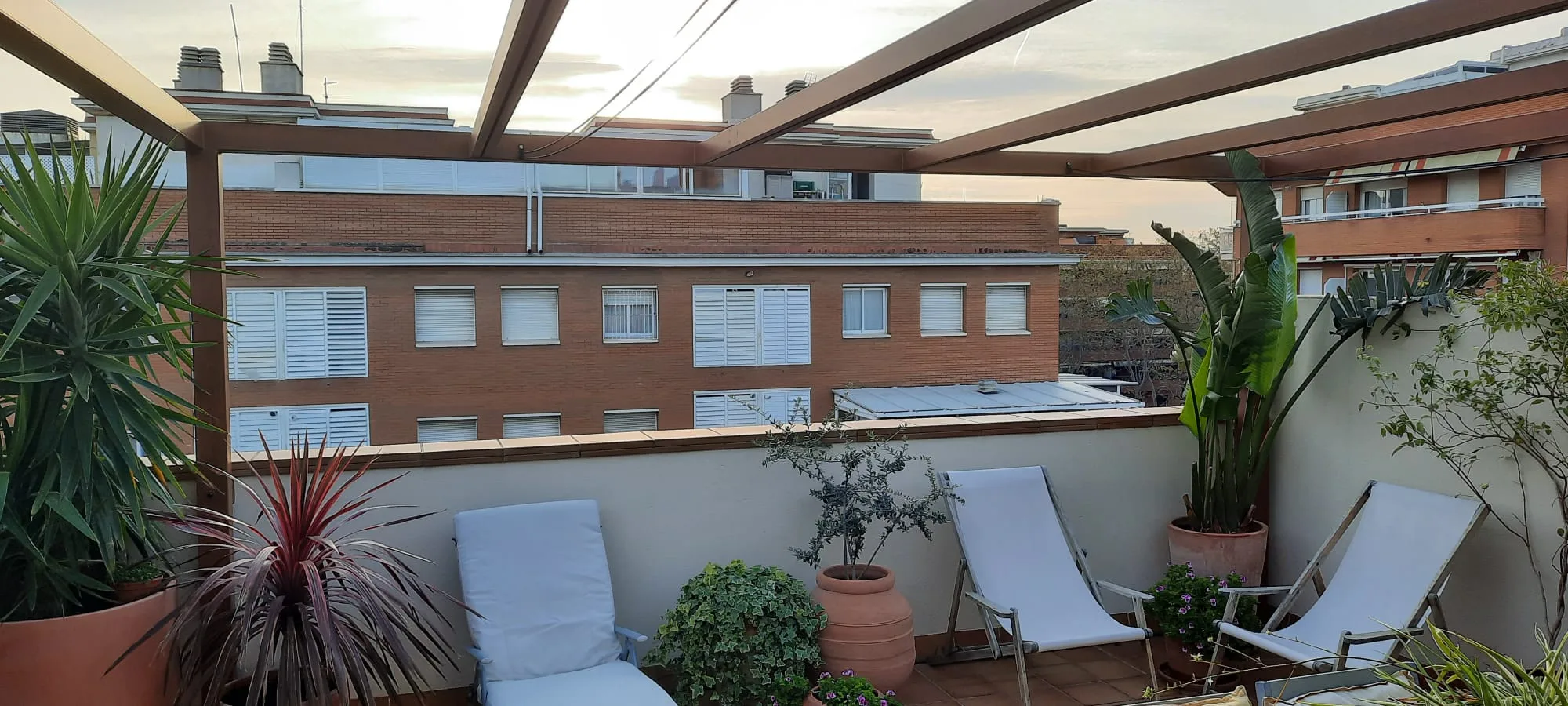 Pérgola palillera efecto madera en un ático en Ático, Barcelona — foto 3
