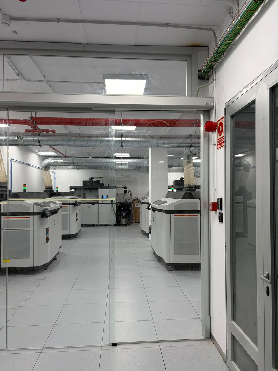 Puerta automática de cristal de grandes dimensiones — Nave industrial, Zaragoza