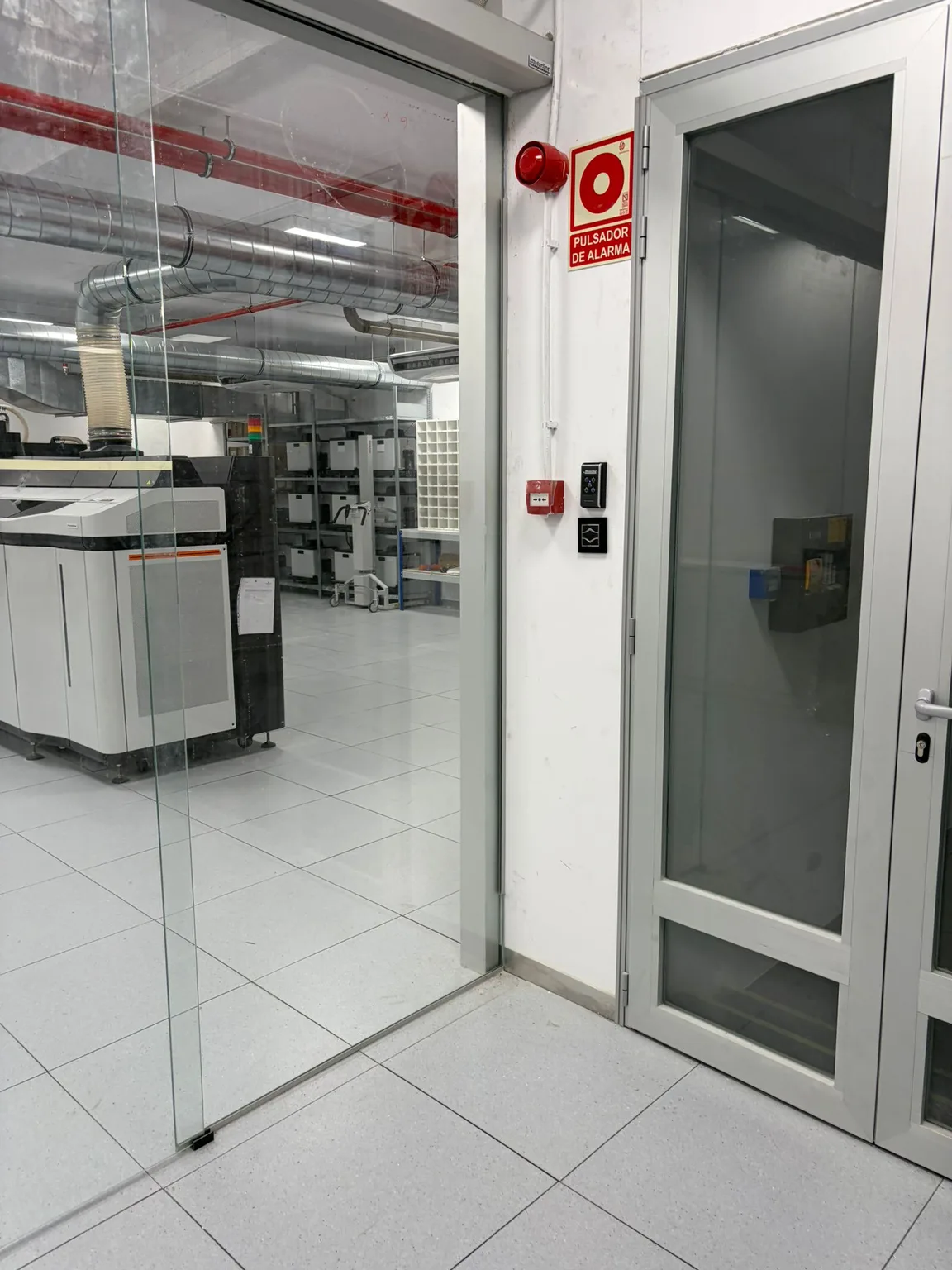 Puerta automática de cristal de grandes dimensiones en Nave industrial, Zaragoza — foto 2