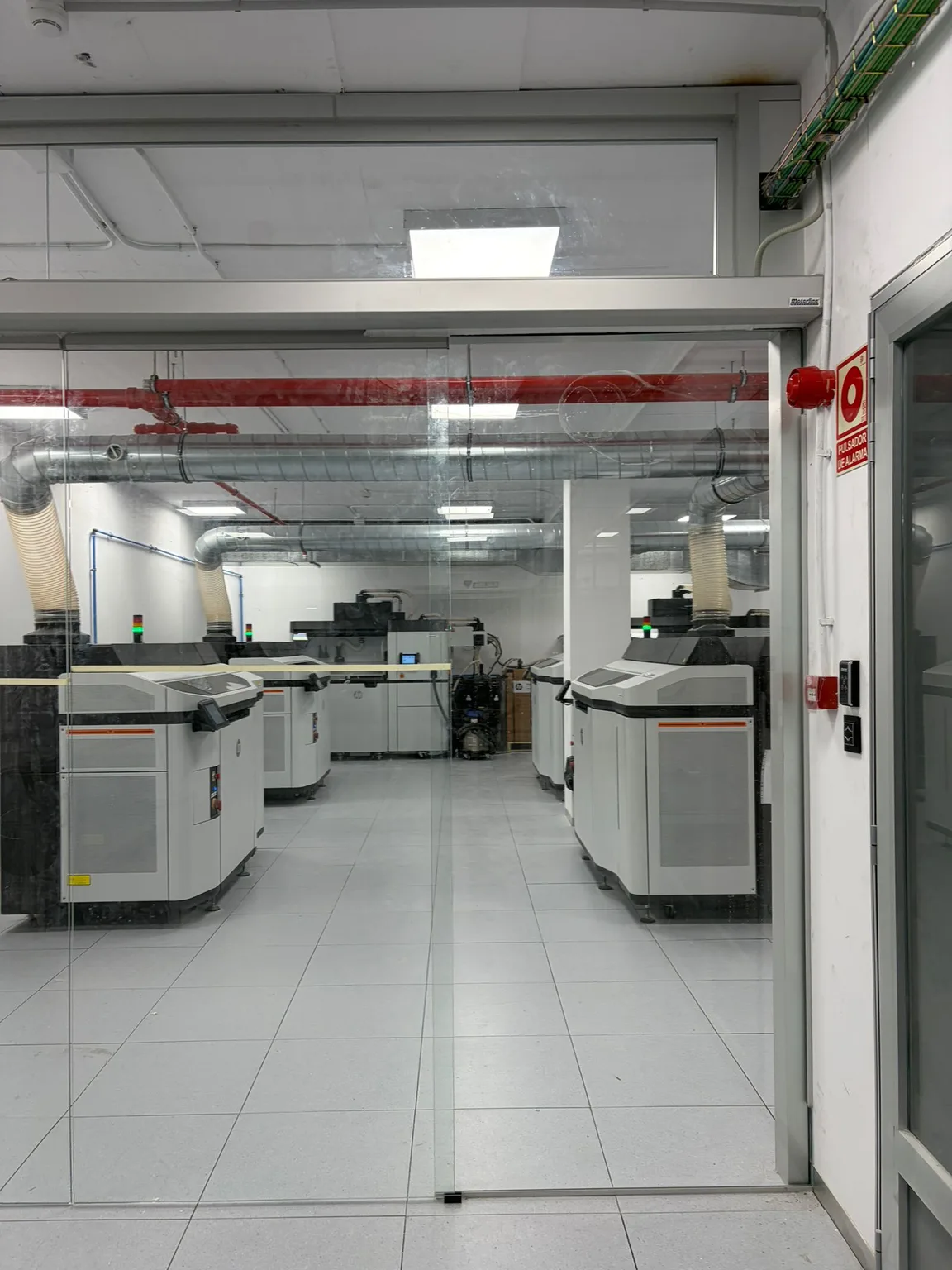 Puerta automática de cristal de grandes dimensiones en Nave industrial, Zaragoza — foto 3