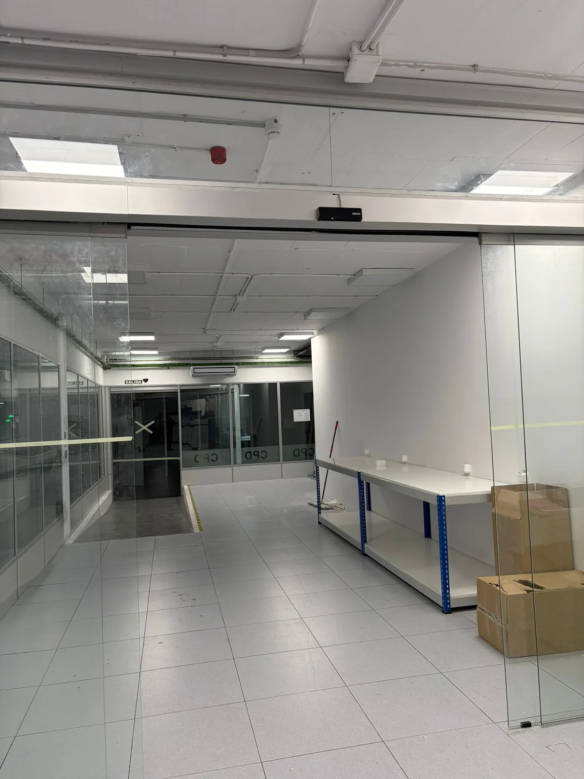 Puerta automática de cristal de grandes dimensiones en Nave industrial, Zaragoza — foto 4