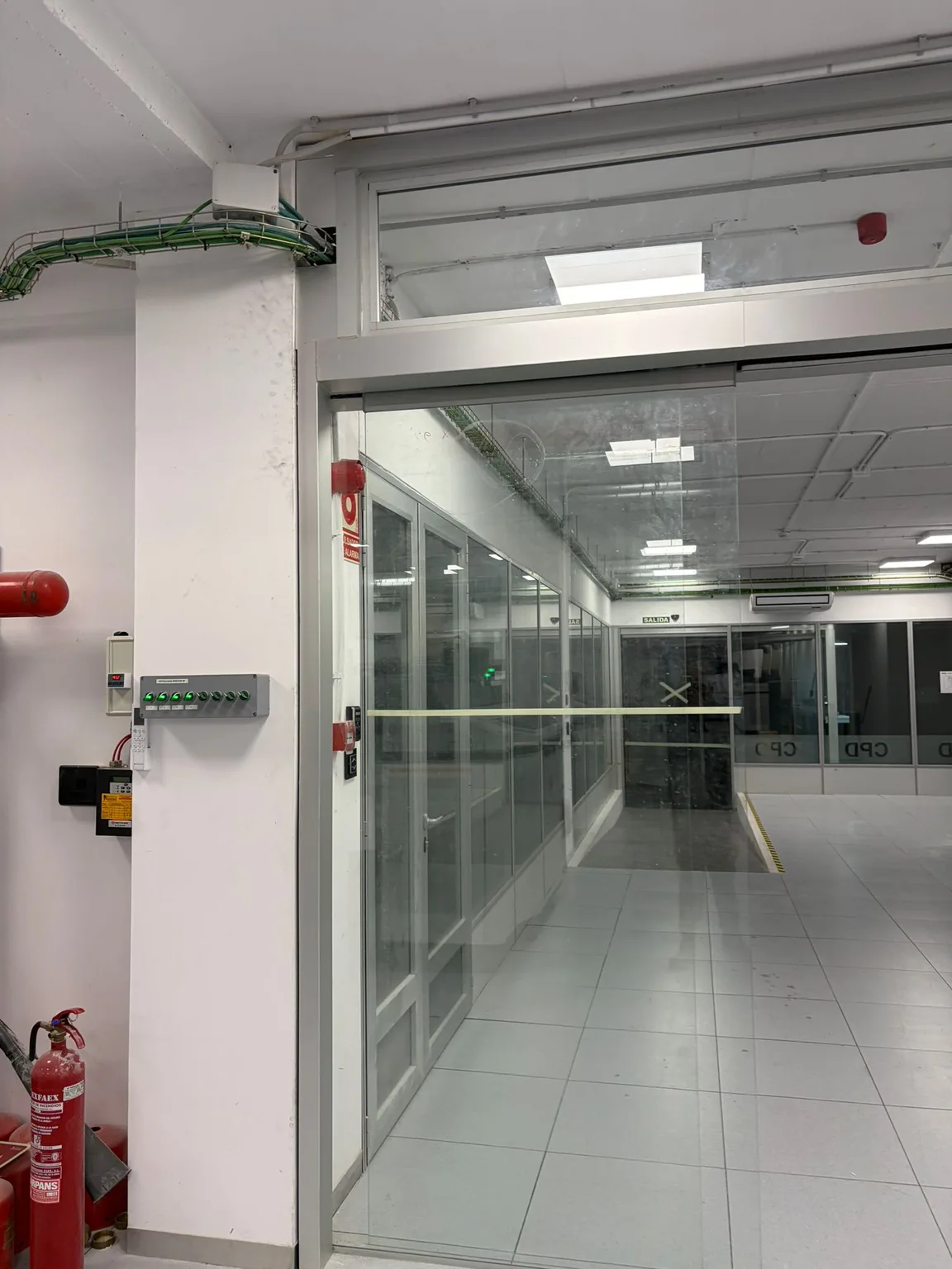Puerta automática de cristal de grandes dimensiones en Nave industrial, Zaragoza — foto 5