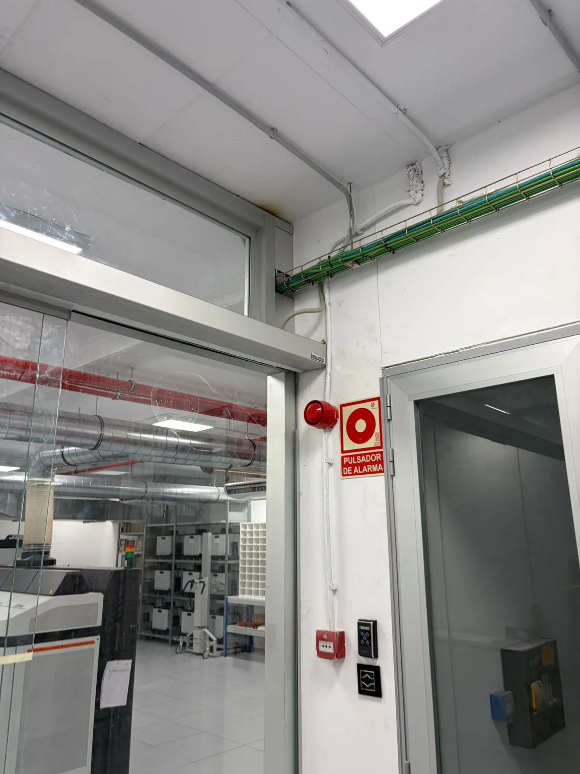 Puerta automática de cristal de grandes dimensiones en Nave industrial, Zaragoza — foto 6