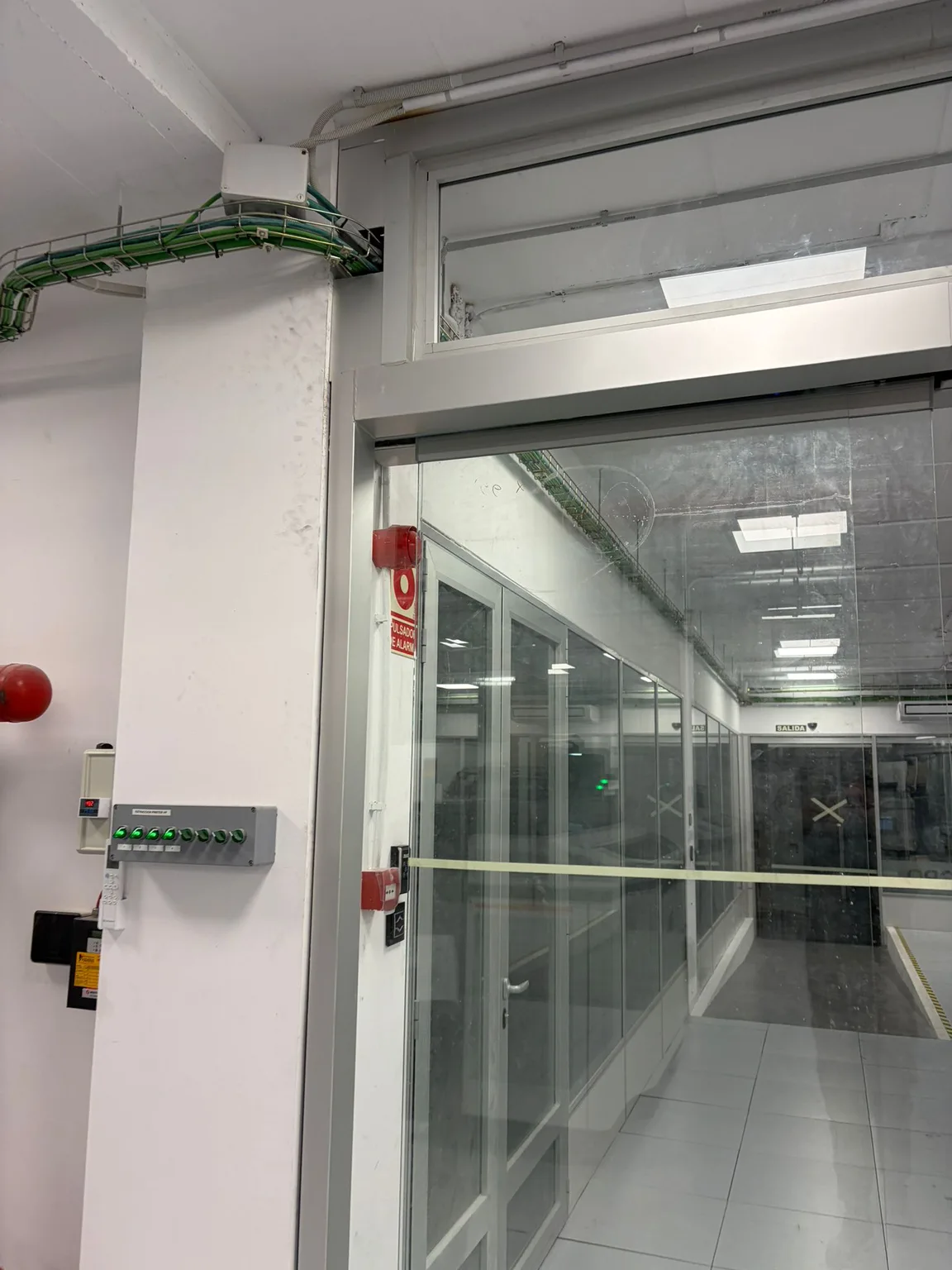 Puerta automática de cristal de grandes dimensiones en Nave industrial, Zaragoza — foto 7