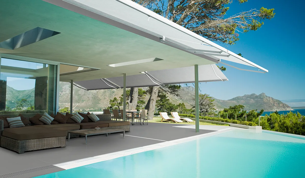 Toldo de brazos extensibles sobre una terraza