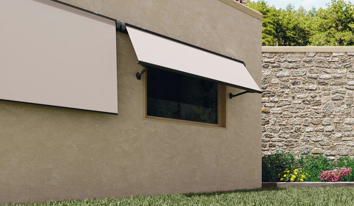 Toldo de punto recto sobre la ventana de una vivienda