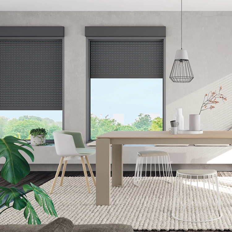 Motorización de persianas con cajón compacto en instalación de vivienda moderna