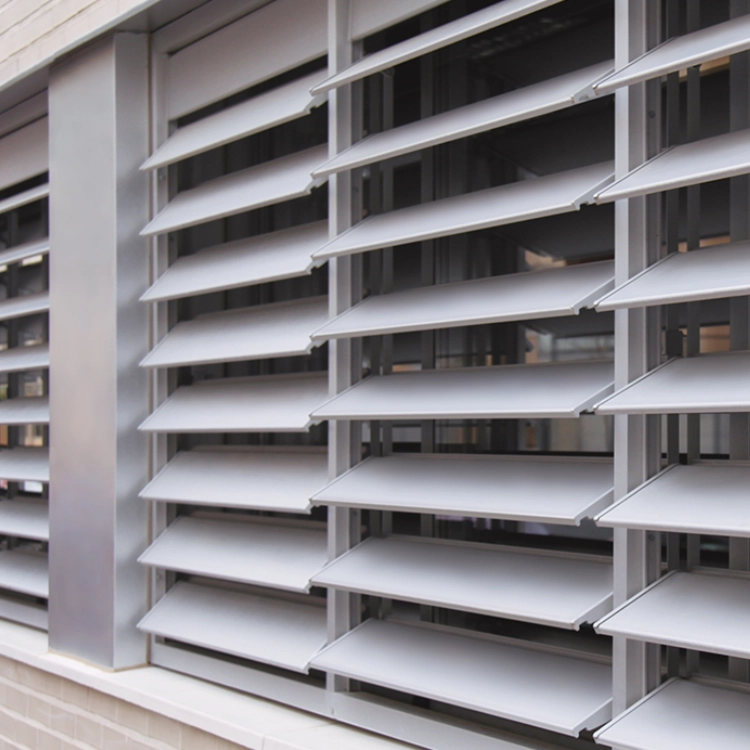 Celosías de lamas orientables de aluminio instaladas en fachada moderna para control solar y privacidad