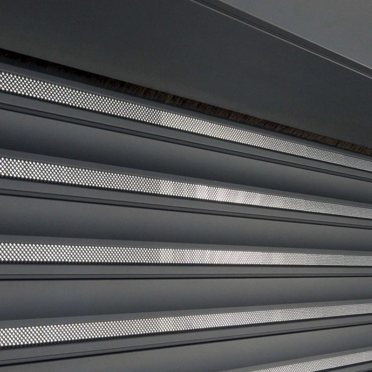 Lamas de persiana perfiladas con microperforaciones para ventilación e iluminación natural