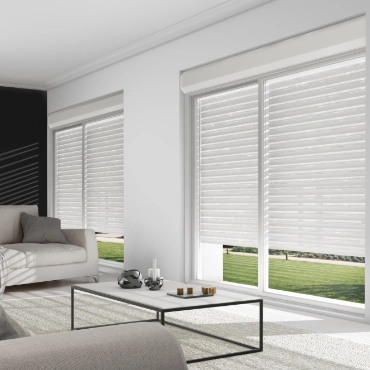 Instalación de persianas enrollables de PVC blanco en vivienda moderna con diseño funcional