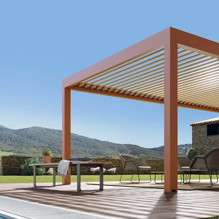 Pérgola bioclimática moderna de color teja junto a piscina con vistas a la montaña
