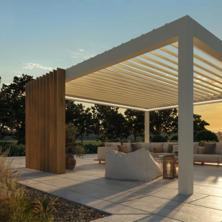 Pérgola bioclimática modelo P-230 con lamas orientables y estructura lacada blanca, instalada en terraza moderna al atardecer con mobiliario exterior
