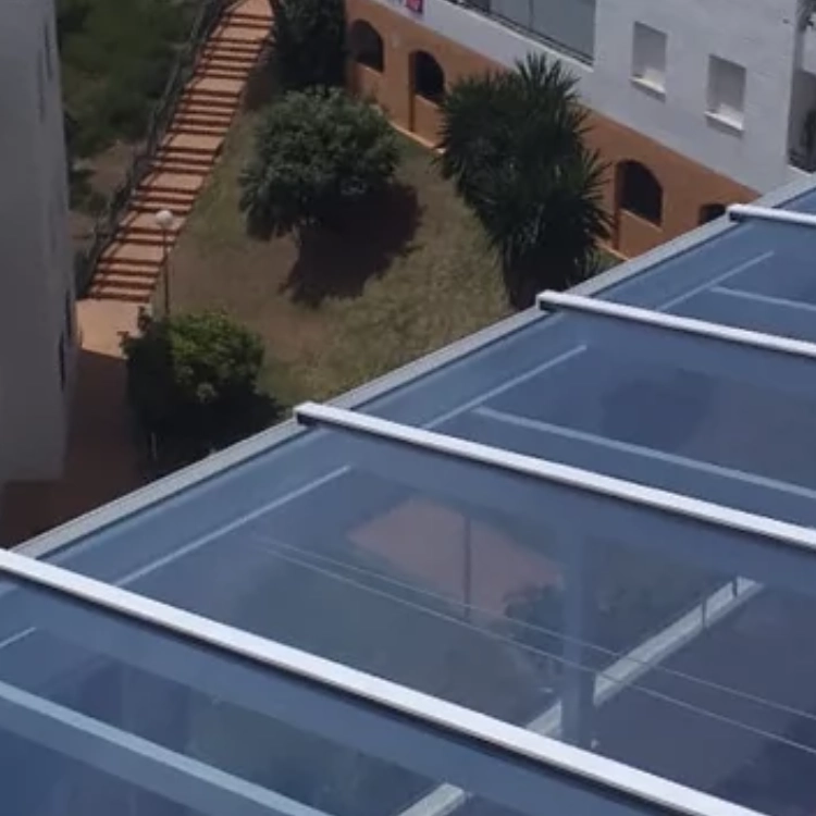 Techo fijo autoportante de panel sándwich con estructura blanca en instalación exterior