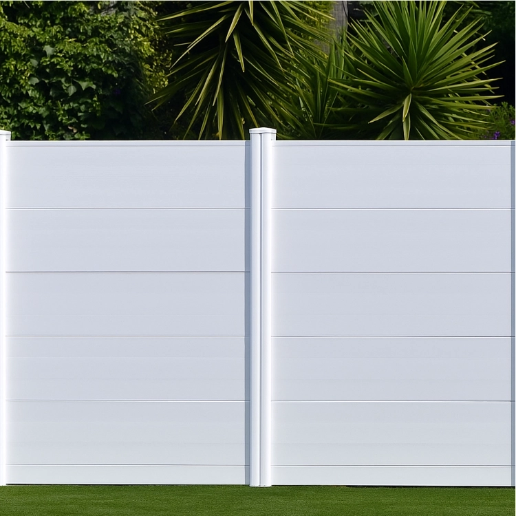 Valla de PVC blanca instalada en jardín con paneles lisos de privacidad total
