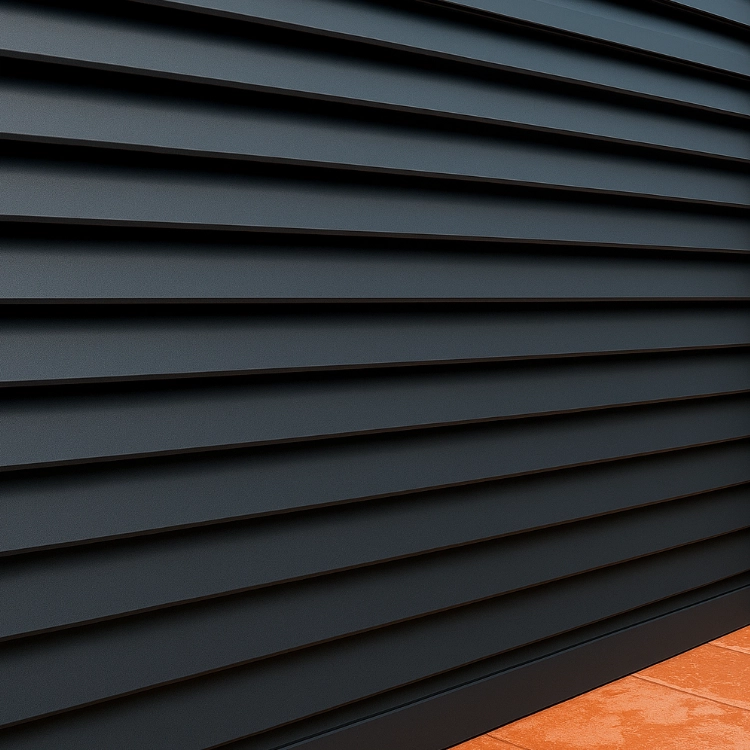 Valla de PVC tipo veneciana en gris antracita con lamas inclinadas horizontales